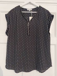 Blousology Top BNWT Postage Included