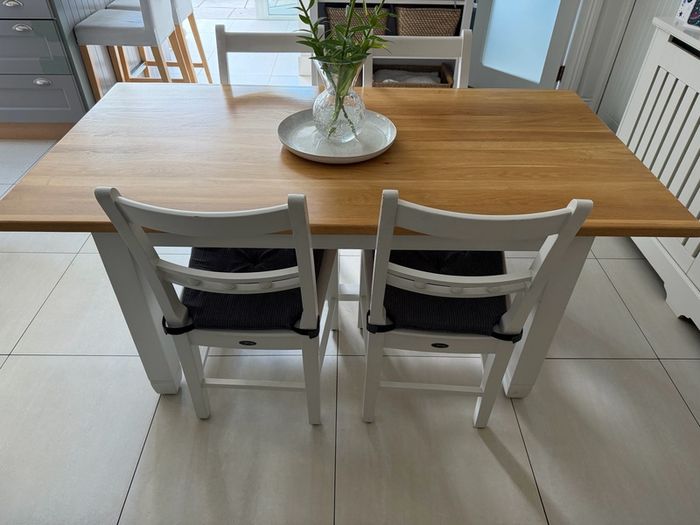 Neptune Chichester Solid Oak Dining Table with 4 Suffolk Chairs