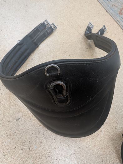 Fairfax black leather saddle with girth. High quality black leather Fairfax saddle in great condition. Comes with a matching girth as shown in the photos. Perfect for everyday riding or training.