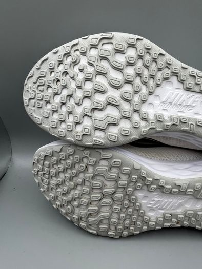 Nike Womens Revolution 6 NN White/Metallic Silver Training Shoes Size 8 EU 42.5