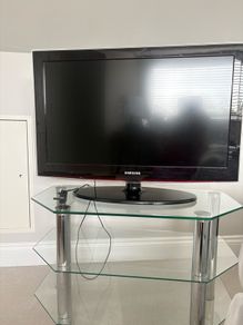 samsung 32 inch Tv and tv stand