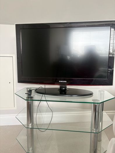 samsung 32 inch Tv and tv stand