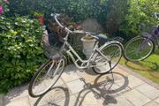 Ladies white city bike