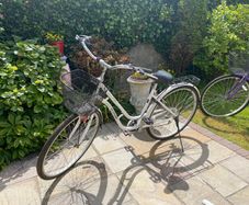 Ladies white city bike