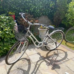 Ladies white city bike