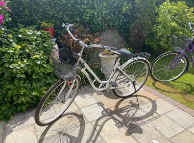 Ladies white city bike