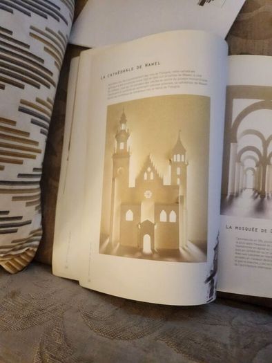 Architectures En Pop-up. 24 Cartes Detachables A Mettre En Volume. Large Volume Paperback  In Good Condition.