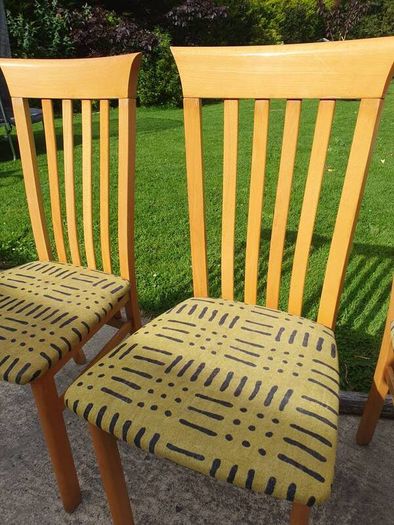 Set of 4 wooden dining chairs