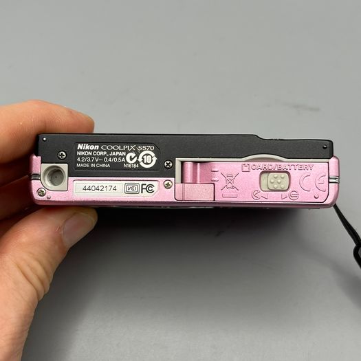 Nikon Coolpix S570 12MP Digital Camera Pink - Full Kit