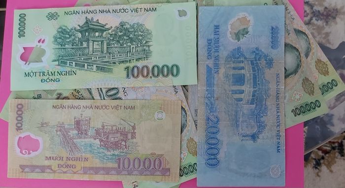 Viet Nam Banknotes 1,830,000 Dong in Extremely Fine Condition