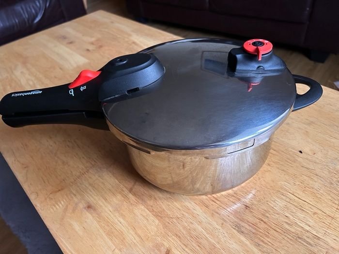 Amazon Basics Pressure Cooker