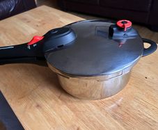 Amazon Basics Pressure Cooker