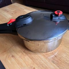 Amazon Basics Pressure Cooker