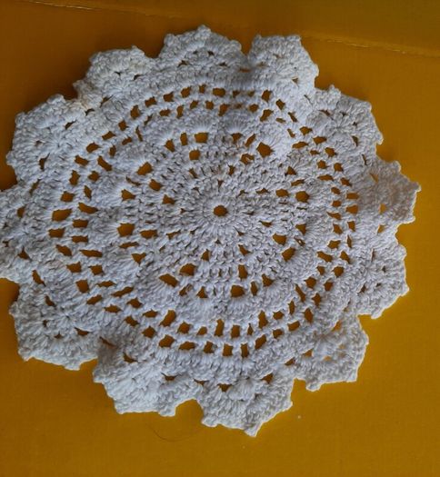 vintage retro tray with large doilies +2 small