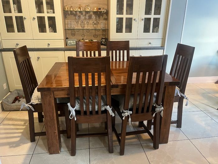 Kitchen table & 6 chairs