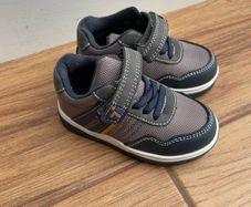 trainers size 22