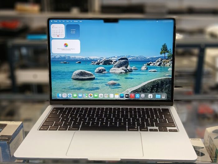Apple 2025 MacBook Air 13-inch Laptop with M4 chip: Built for Apple Intelligence, 13.6-inch Liquid Retina Display, 16GB Unified Memory, 256GB SSD Storage