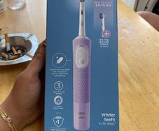 New tooth brush ORAL B whiter teeth 14days
