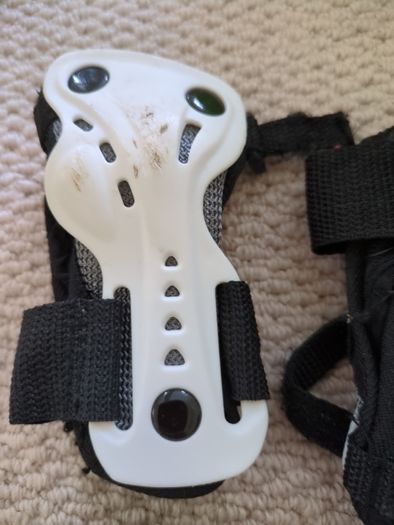 skateboard or rollerskate pads children