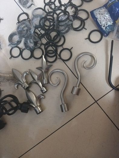 Mixed Bundle  Of  Black & Silvet Metal  Curtain  Rings. Size.