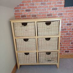 Dresser with 6 wicker baskets