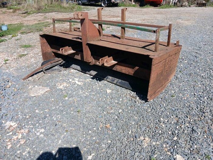 Cattle trailer,shear grab ,tanco chopper,yard scra