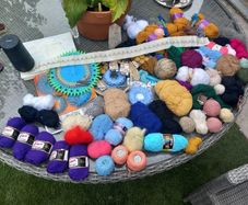 65 balls of wool, knitting accessories, bag, D18 post 10e
