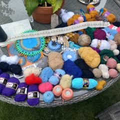 65 balls of wool, knitting accessories, bag, D18 post 10e