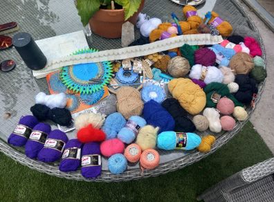 65 balls of wool, knitting accessories, bag, D18 post 10e