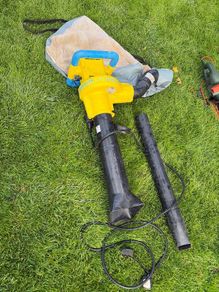 Electric leaf blower and vacuum