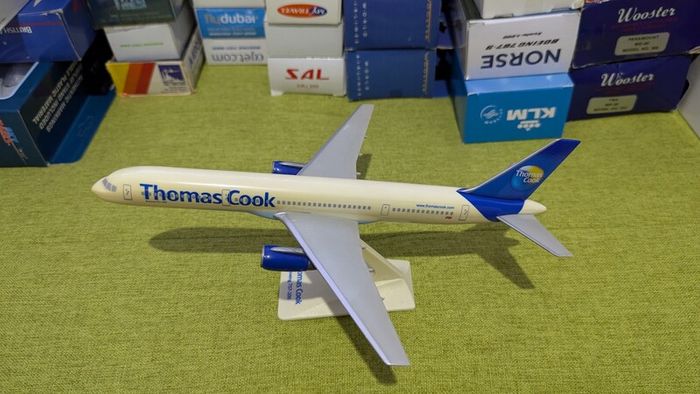 Thomas Cook 1:200 scale model airplane, Boeing 757 aircraft
