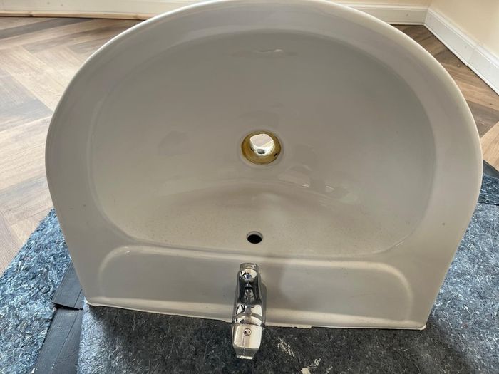 wall-hung bathroom basin with full pedestal