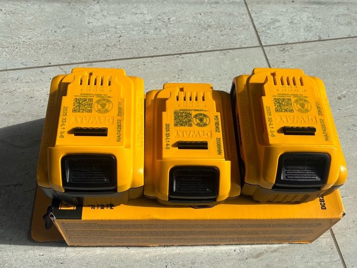 dewalt 18v / 20 volt battery set 4Ah and 2Ah
