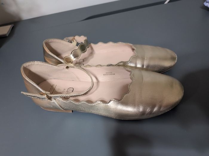 Girls flat shoes Leigh Tucker size 4