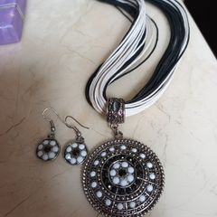 Costume  Necklace & Matching  Earrings.  Length  - 10"..