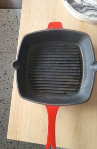 Cast iron pan