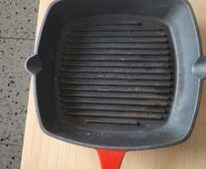 Cast iron pan