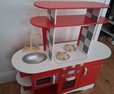 Toy kitchen