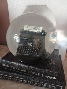 Taylor Swift Snow globe
