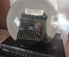 Taylor Swift Snow globe