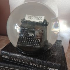 Taylor Swift Snow globe