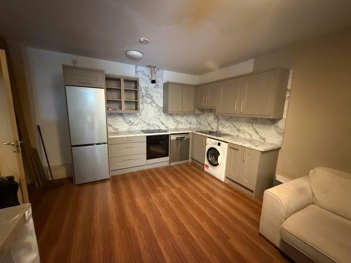 Carpenter Handyman kitchen fitter Flat pack specialist