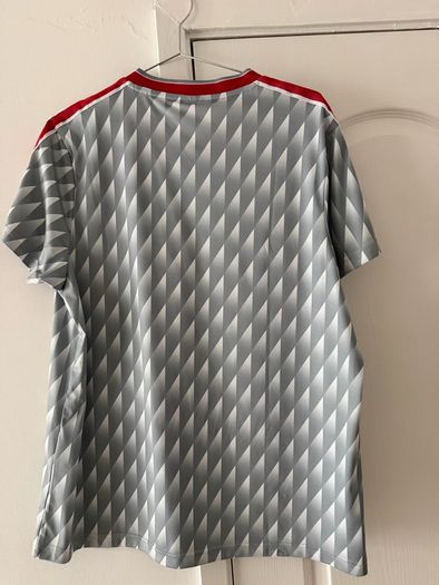 Liverpool Retro away jersey