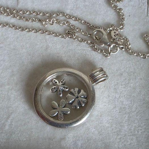 PANDORA floating Memories locket necklace with 3 petite flowers,very good condition