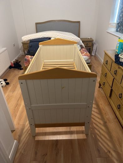 Mama & Papa Baby Cot with mattress with small strain in good condition