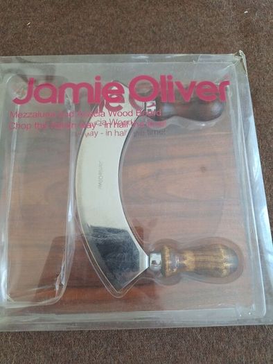 Jamie Oliver Mezzaluna and Acacia Wood Board
