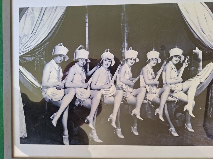 Lovely framed 1920s / 30st themed  print