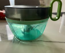 Manual food chopper