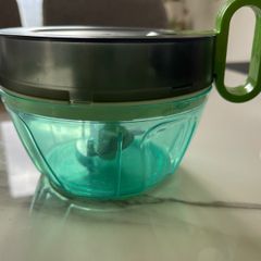 Manual food chopper