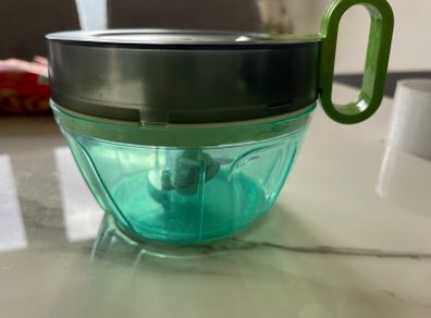 Manual food chopper